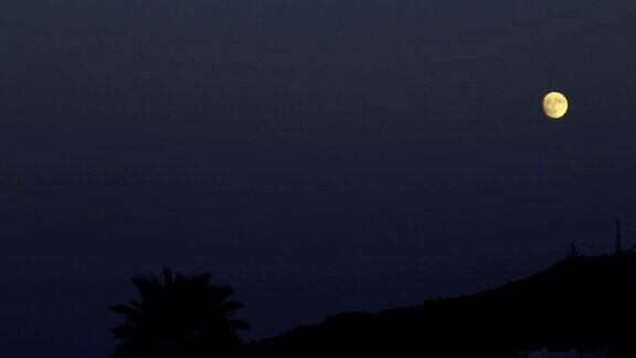 晚上满月在云间消失