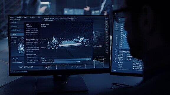 专业工程师使用3DCAD软件在电脑上工作并在高科技开发实验室测试电动汽车的底盘原型包括车轮、电池和发动机