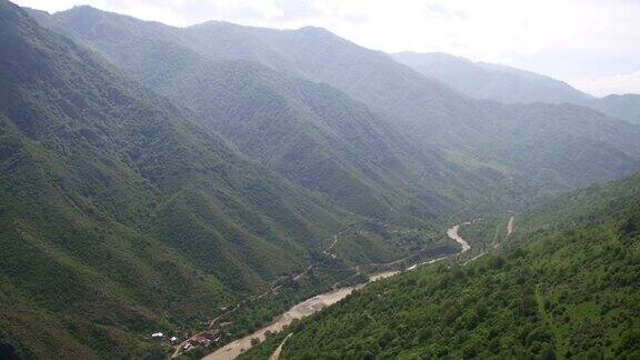 亚美尼亚的山脉景观前视图山河和蛇形河