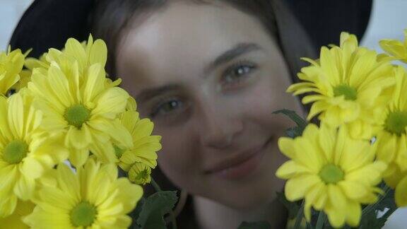 那个女孩躲在花后面