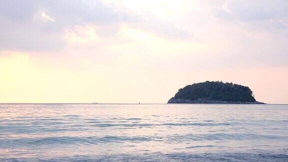 日出时云在平静的海面上飘荡