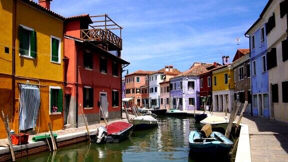威尼斯的地标布拉诺岛运河五颜六色的房子和船