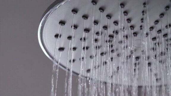 近距离拍摄的水从雨水淋浴在浴室与黑色和谷物处理