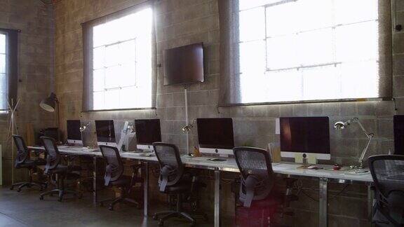 现代设计办公室的空旷室内拍摄于R3D