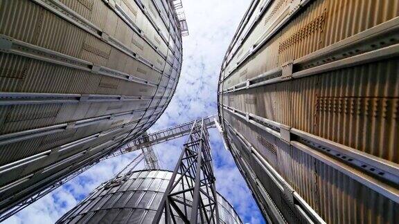 现代粮食码头谷物干燥用的金属储罐农业综合企业的工业设备蓝天背景下的大型谷物升降机特写镜头