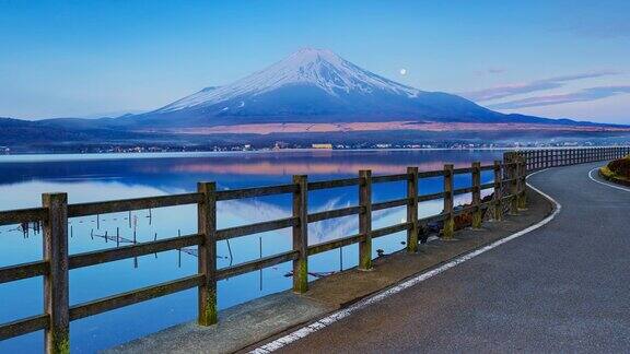 日本山梨县山中湖富士山上空月亮落下和太阳升起的4K时间间隔