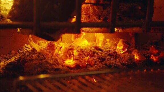 热橙色木炭和灰烬在壁炉燃烧后的原木燃烧营火取暖在寒冷的天气舒适的气氛在家里燃烧篝火