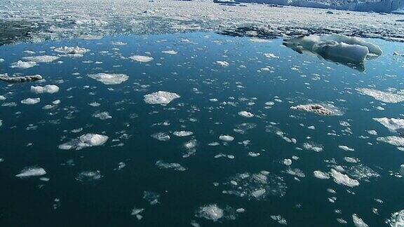 流动水中融化的冰川冰