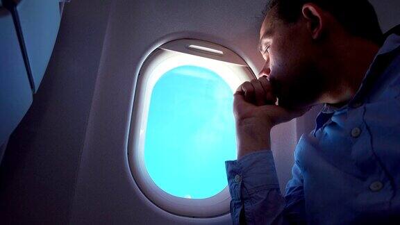 一名男子从飞机窗户往外看的视频4K格式