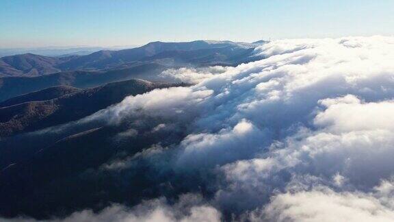 云天线在浓雾笼罩的冬季山脉上空飞行