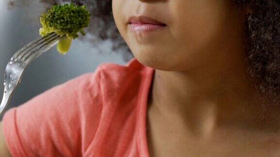 小女孩吃西兰花讨厌吃孩子们受不了生蔬菜