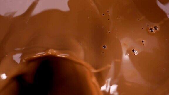 巧克力碎片和巧克力一起落在牛奶里
