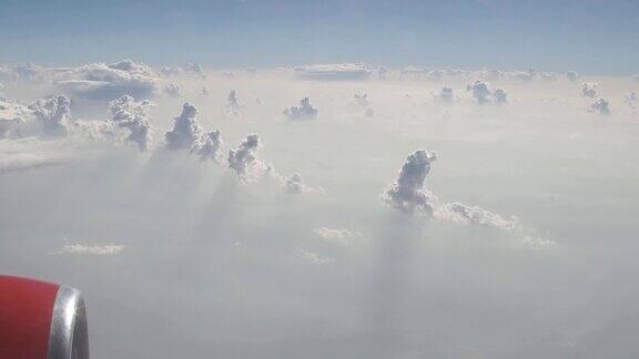 飞机在天空和白云上飞行的机翼和引擎鸟瞰图外面的空气或飞机