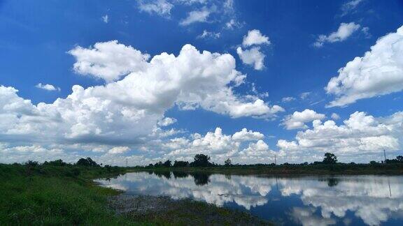 流动的云在水库上空美丽的自然时间流逝
