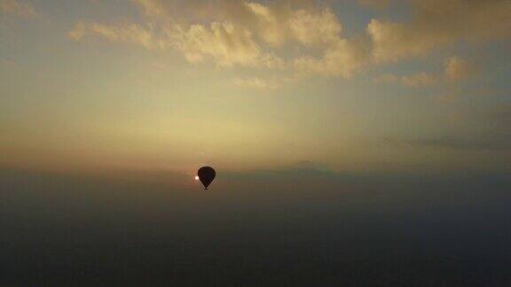 日出时热气球飞行
