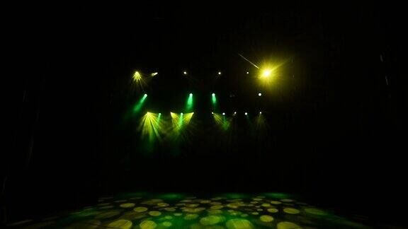 明亮的舞台灯光闪烁照明设备灯光设计师舞台上的烟雾