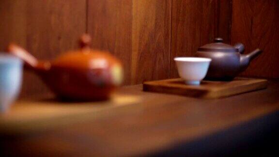 日本传统茶具木制背景上的茶壶和茶杯