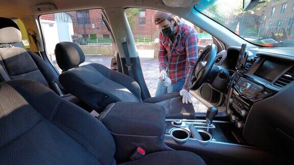 汽车干洗戴着防护手套和面罩的专家正在准备深度清洗的汽车座椅