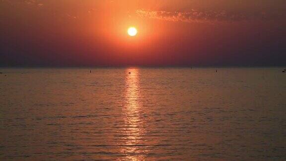 日落时美丽的大海