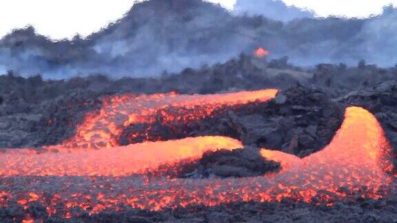 火山熔岩流的喷发