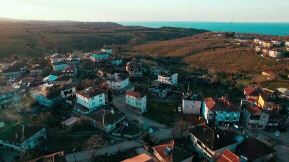 冬季靠近黑海海岸的土耳其小村庄的鸟瞰图