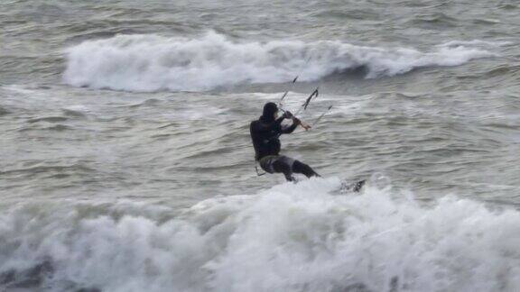 风筝滑板海洋的乐趣极限运动在暴风雨天气中极限风筝冲浪夏季海洋运动的慢动作