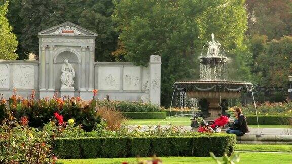 绿色城市公园有喷泉母亲有童车建筑美丽的欧洲文化和风景旅游观光游览奥地利地标世界旅行西欧旅行城市景观户外拍摄