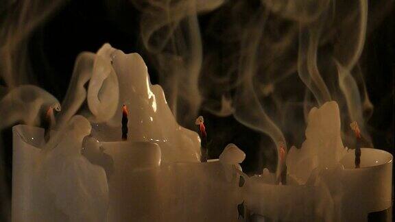 五支蜡烛快速燃烧和融化特写时间流逝