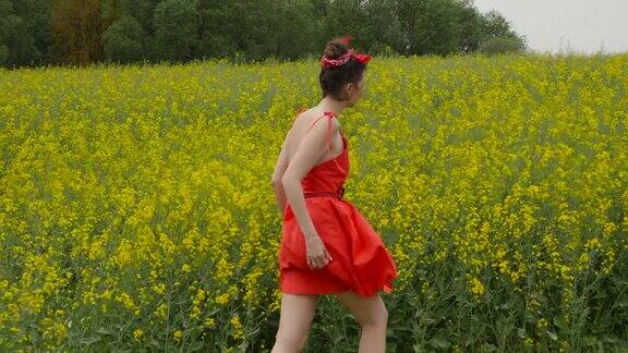年轻性感的女人穿着红裙子跳舞