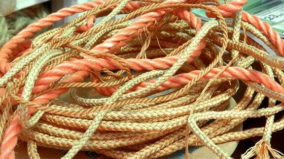 一堆不同大小的橙色绳子