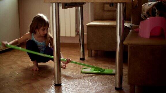 这个女孩帮助父母做家务