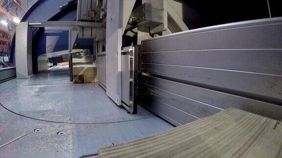 工业室内锯一块木块锯一块木块切割机锯现代机床切割木梁特写