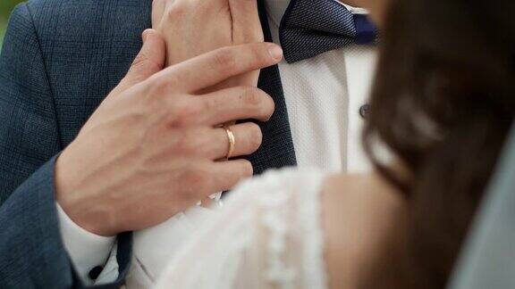 新婚夫妇互相抚摸着对方的手