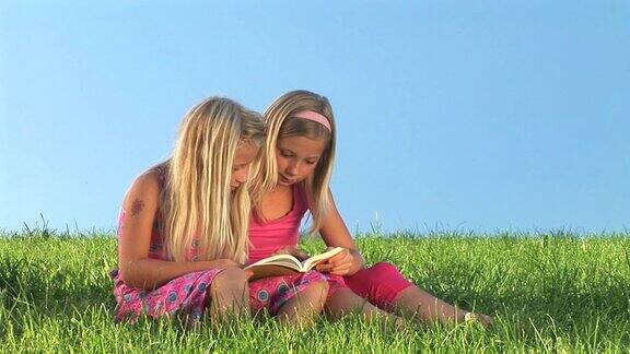 HD:两个小女孩在读书