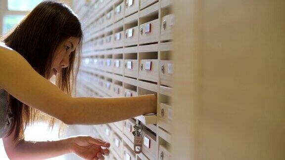 年轻女子检查打开邮箱