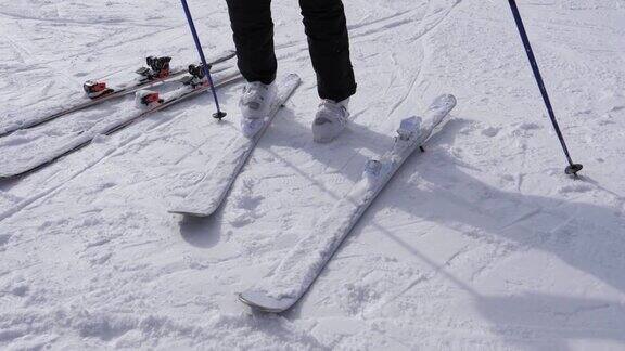 一个滑雪者穿上他的下坡滑雪板
