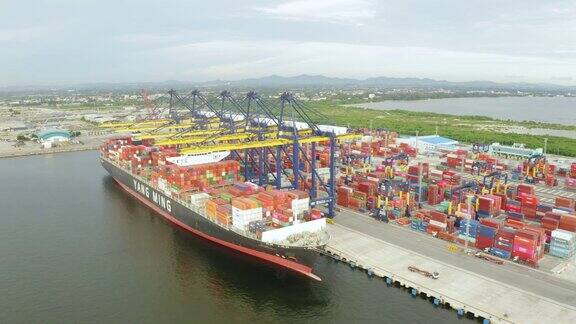 高空俯视集装箱货轮在进出口业务、商业贸易、国际海上集装箱货轮的物流运输、集装箱货物的货运运输