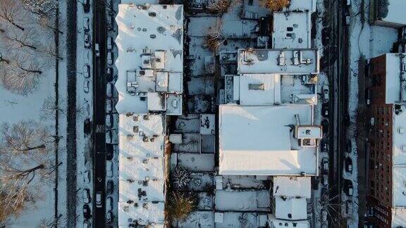 美国纽约布鲁克林威廉斯堡住宅区的航拍视频这是一个阳光明媚的冬日早晨从城市街区向格林堡公园平移俯视