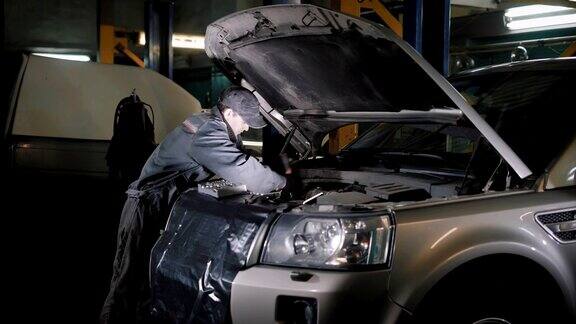 汽车修理工正在修理汽车发动机