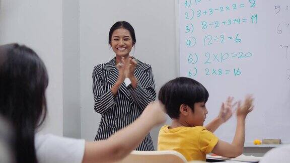 老师在学校教她的学生学生听老师讲课教育