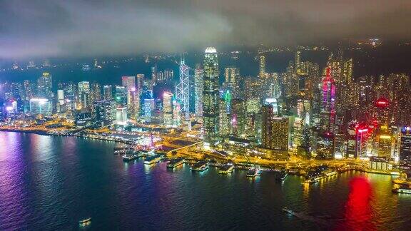 这是中国香港维多利亚港夜间市区交通的超远景图