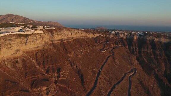 用4K无人机拍摄日落时分的圣托里尼