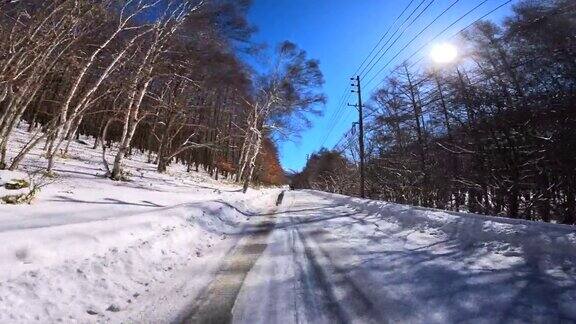 在冰雪覆盖的山路上行驶