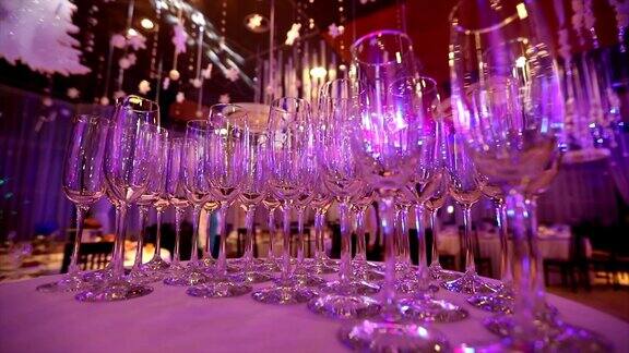 在餐厅大厅自助餐桌餐厅内部的自助餐桌上空的香槟杯