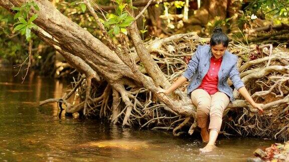 美丽的女性在河边玩水