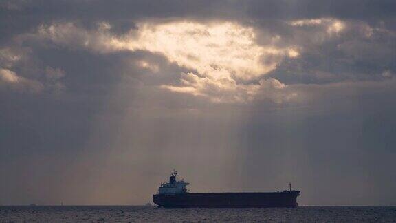 一艘货船在日出时航行于伊斯坦布尔的博斯普鲁斯海峡