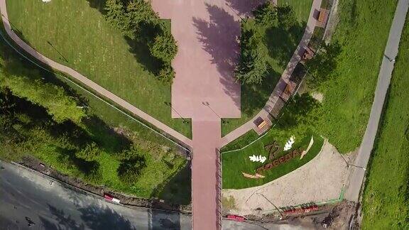 四旋翼飞行器拍摄的城市景观道路上可见树木和行人