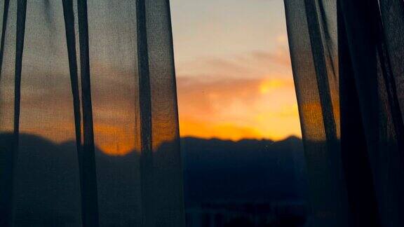透过窗帘看日落