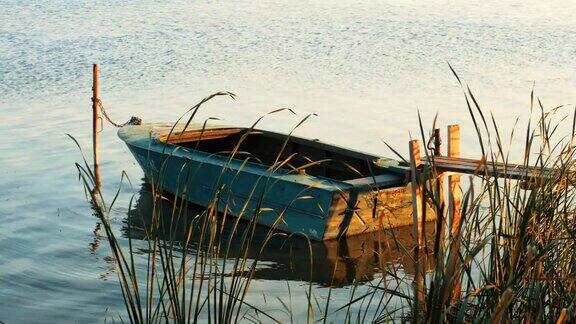 傍晚湖面上的老木船夏日美景