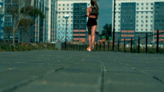 女运动员户外慢跑
